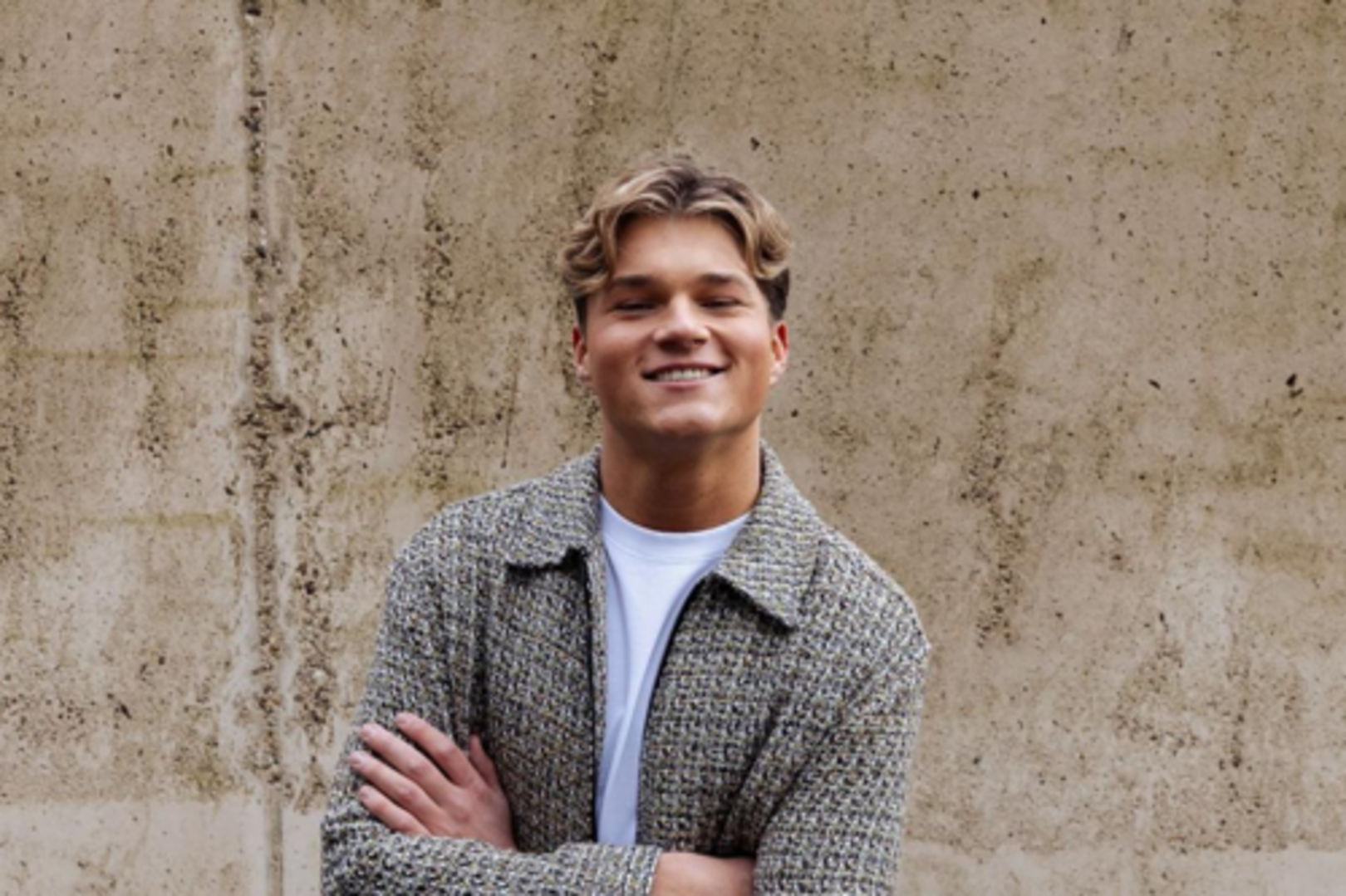 Met ‘Echte liefde is te koop’ staat hij hoog in de Ultratop: wie is